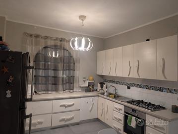 Cucina in legno con elesttrodomestici