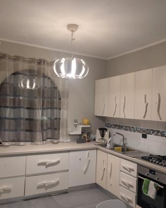 Cucina in legno con elesttrodomestici
