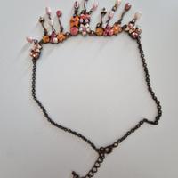 Collana con pietre e strass 
