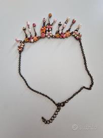 Collana con pietre e strass 