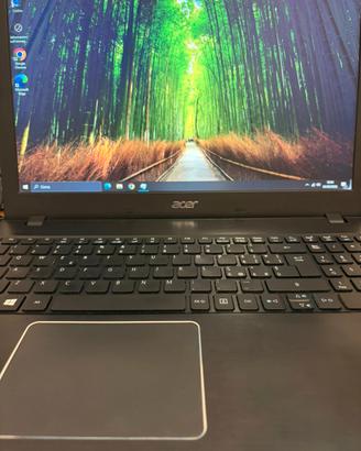 Acer Aspire E5-553 con SSD  250gb, batteria nuova