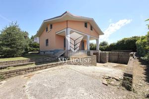 Villa di 302 m² con più di 5 locali e box auto dop