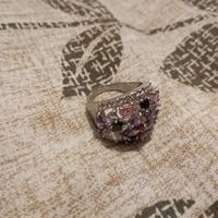 Anello con diamantini colorati 