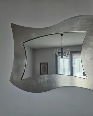 Specchio con cornice argentata