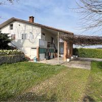 CUSTOZA - VILLA SINGOLA CON AMPIO VERDE PRIVATO.