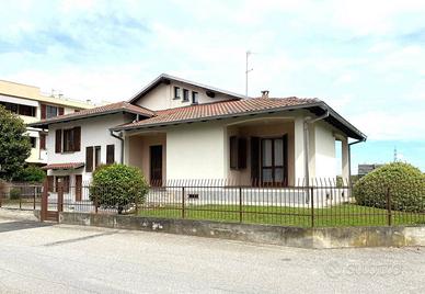 Villa di 338 m² con 5 locali e box auto doppio a T