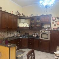Cucina ad angolo con top in marmo