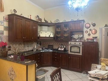 Cucina ad angolo con top in marmo