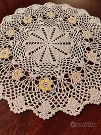 Centrino vintage uncinetto con fiori colorati 