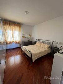 Letto matrimoniale , comodini,cassettiera, lumi