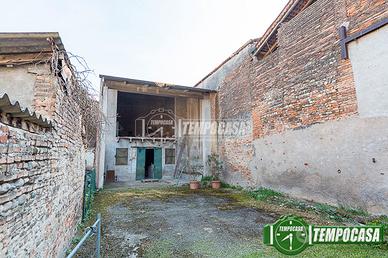 CASA DA RISTRUTTURARE CON GIARDINO
