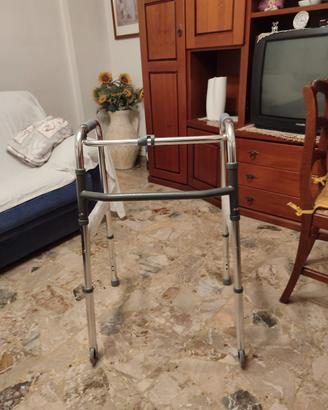 Carrello deambulatore per anziani o disabili