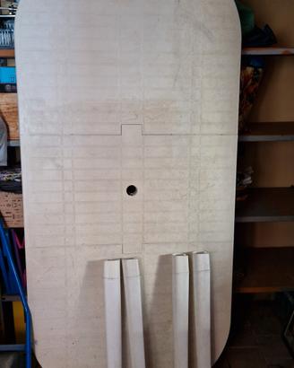 Tavolo bianco da giardino