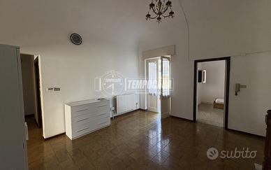 QUATTRO LOCALI INDIPENDENTE CON TERRAZZINO