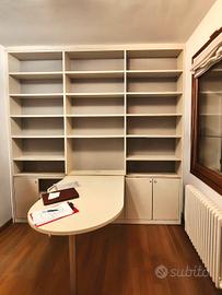 Libreria su misura con scrivania 