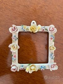 Capodimonte, cornicetta con fiori