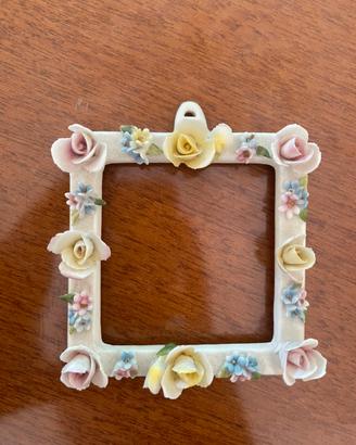 Capodimonte, cornicetta con fiori