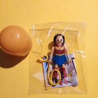 Kinder maxi sorpresa wonder woman playmobil