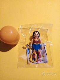 Kinder maxi sorpresa wonder woman playmobil
