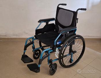 Carrozzina pieghevole ad autospinta