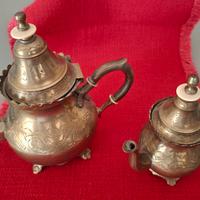 teiera e caffettiera vintage in ottone