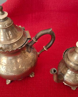 teiera e caffettiera vintage in ottone