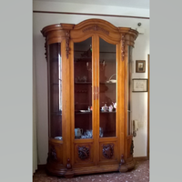 Bella vetrina antica con vetri bombati e decori