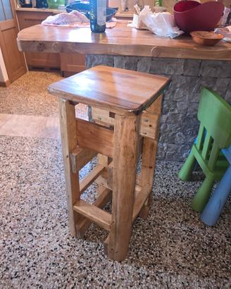 sgabello rustico in larice e castagno