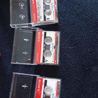 tre microcassette Sony 