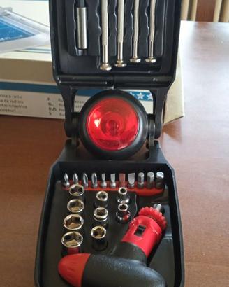 set attrezzi portatile con torcia