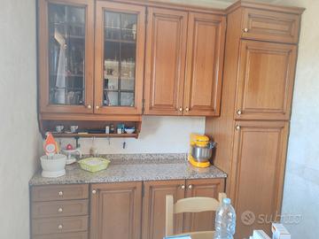 CUCINA CON ELETTRODOMESTICI E SEDIE
