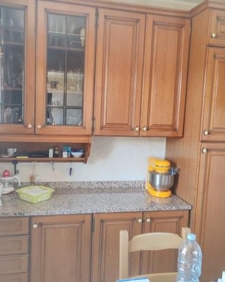 CUCINA CON ELETTRODOMESTICI E SEDIE