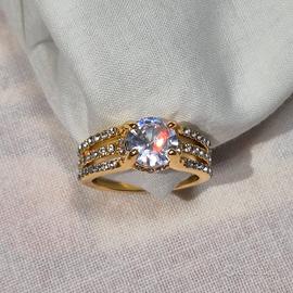 Anello con pietra incastonata