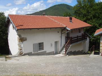 Casa con rustico e terreni