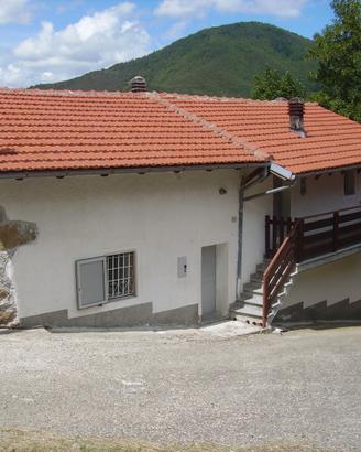 Casa con rustico e terreni