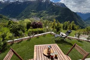 Appartamento con vista e giardino