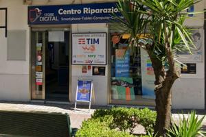 Locale commerciale con doppia vetrina