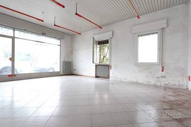 Locale commerciale su strada ad alta percorrenza