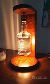 Lampada artigianale in legno con bottiglia