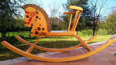 Giocattoli dal design classico in legno naturale