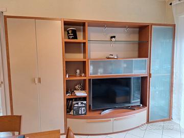 parete soggiorno più tavolo e sedie