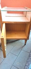 comodini in legno e vetro