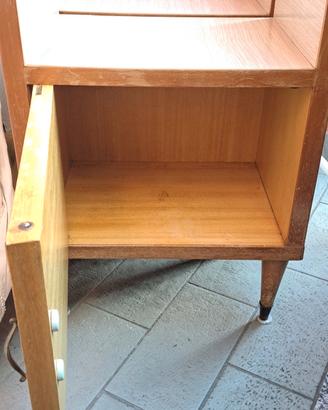 comodini in legno e vetro