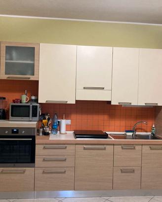 Cucina completa con elettrodomestici e tavolo