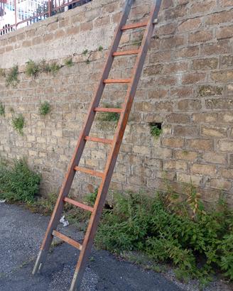 Scala a sfilo in legno - ideale anche per arredo