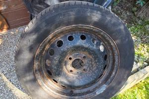 Cerchi in ferro a 4 fori con gomme invernali