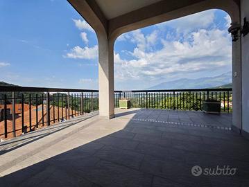 Villa di 300 m² con più di 5 locali e box auto dop