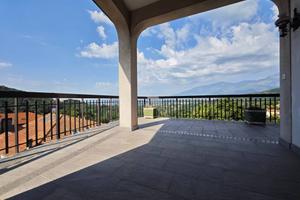 Villa di 300 m² con più di 5 locali e box auto dop