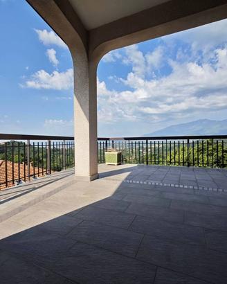 Villa di 300 m² con più di 5 locali e box auto dop