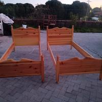 coppia di lettini con comodini